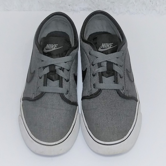 Nike Toki Shoes - Nike Toki Grey & Black low profile sneakers